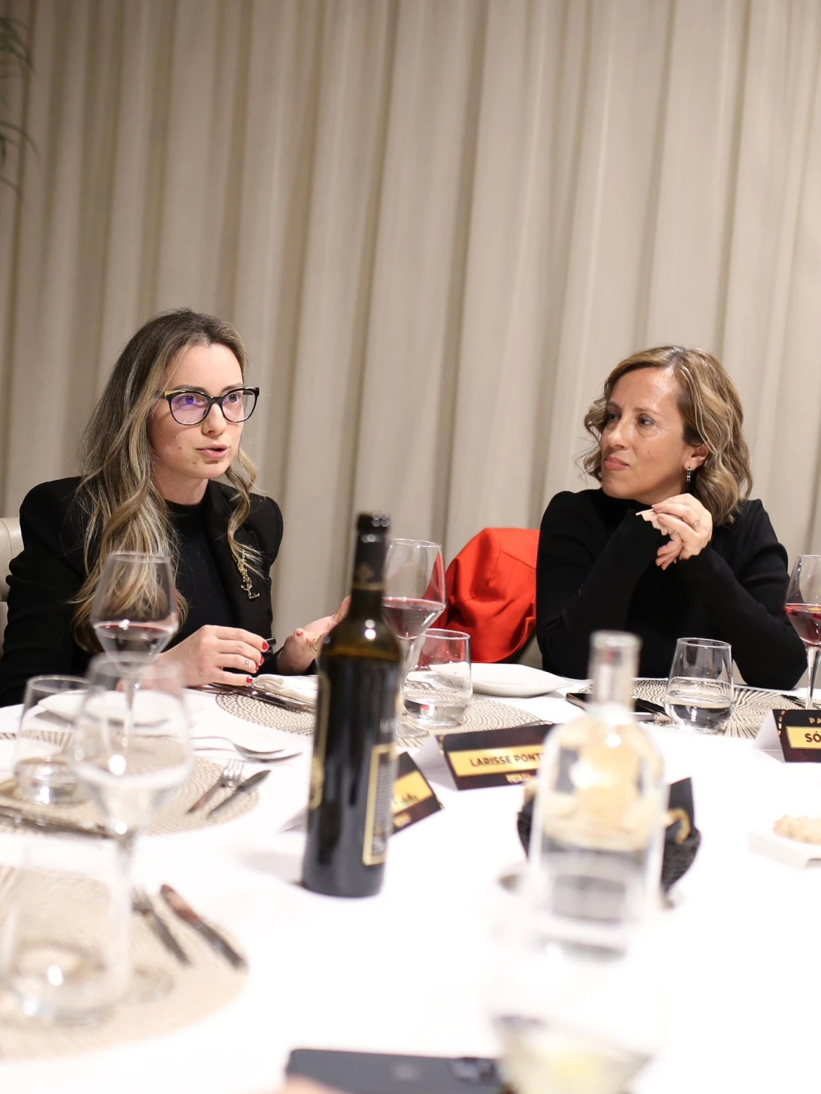 Larisse Pontes em jantar profissional com outros participantes de evento sobre imigração para Portugal