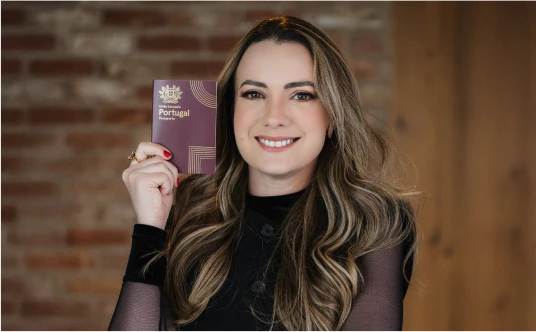 Larisse Pontes, advogada fundadora da LP Advocacia Internacional, segurando o passaporte português